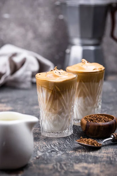 Dalgona slagroom koffie met melk — Stockfoto