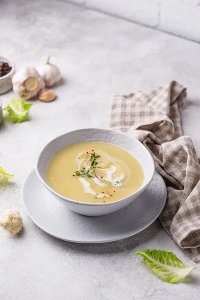 Soupe de crème de chou-fleur végétalien sain — Photo