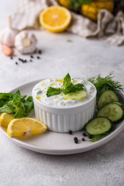 Geleneksel Yunan sosu veya aperatif tzatziki