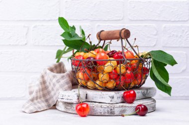 Taze kırmızı ve sarı kiraz