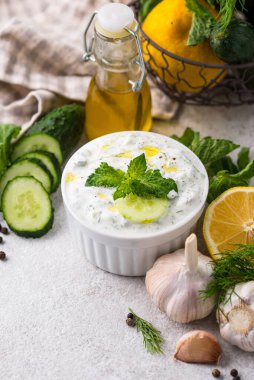 Geleneksel Yunan sosu veya aperatif tzatziki