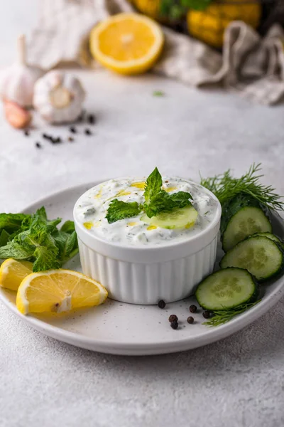 Традиционный греческий соус или закуска цацики — стоковое фото