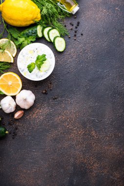 Geleneksel Yunan sosu veya aperatif tzatziki