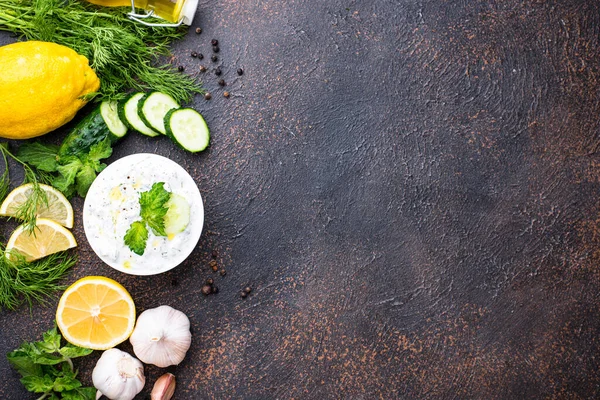 Geleneksel Yunan sosu veya aperatif tzatziki