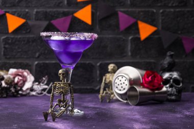 Cadılar Bayramı mor lavantalı Margarita kokteyli.