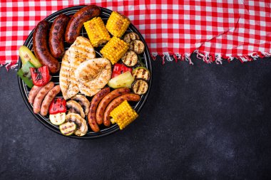 Izgara sosis, et ve sebze..