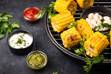 Izgara mısır. Yaz vejetaryen yemekleri