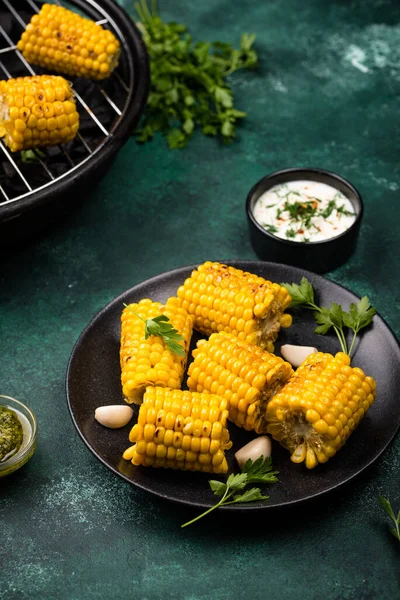 Grilovaná kukuřice. Letní veganské jídlo — Stock fotografie
