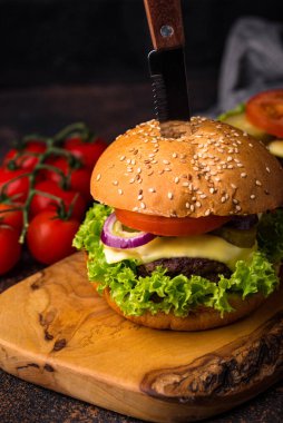 Domatesli hamburger ve çizburger.