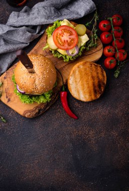 Domatesli hamburger ve çizburger.