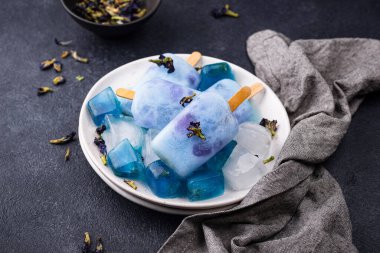 Kelebek bezelyesinden mavi dondurma.