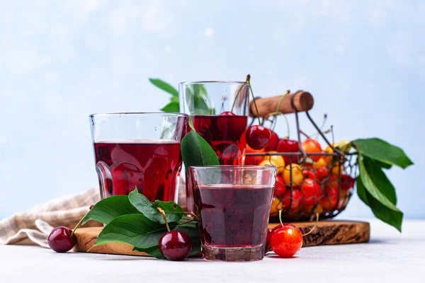 Свежий вишневый сок. Летний напиток — стоковое фото