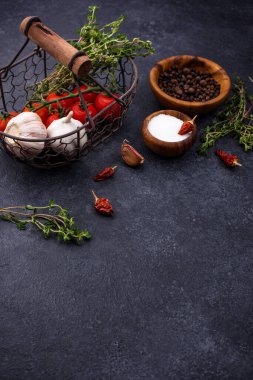 Domates, kekik, sarımsak ve baharat.