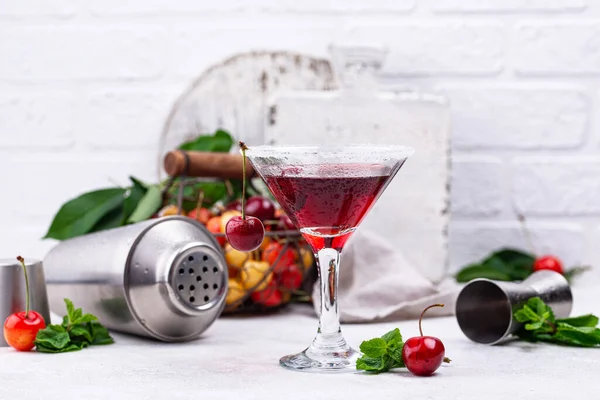 Cóctel de verano de martini rojo cereza — Foto de Stock