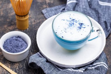 Sütlü mavi kibrit latte.