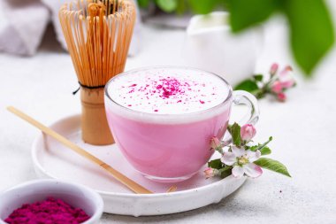 Sütlü pembe kibrit latte.