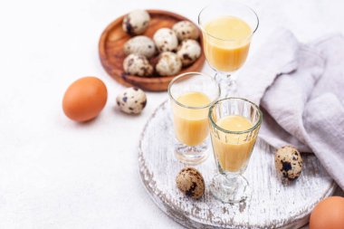 Bir bardak tatlı yumurta likörü.