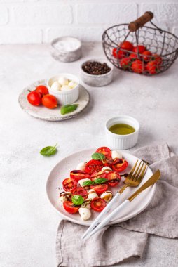 Domatesli ve mozarellalı Caprese salatası