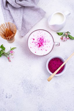 Sütlü pembe kibrit latte.