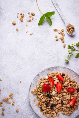 Taze çilekli ev yapımı granola.