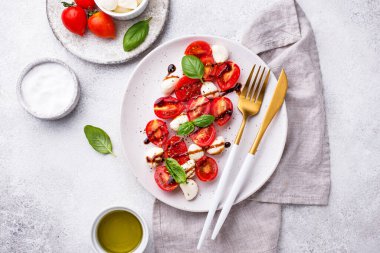 Domatesli ve mozarellalı Caprese salatası