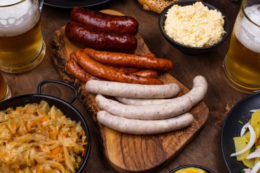 Bira, simit ve sosisli Ekim Festivali yemekleri.