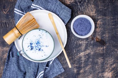 Sütlü mavi kibrit latte.