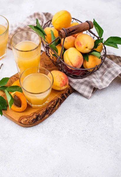 Marillensaft im Glas. Gesundes Getränk — Stockfoto