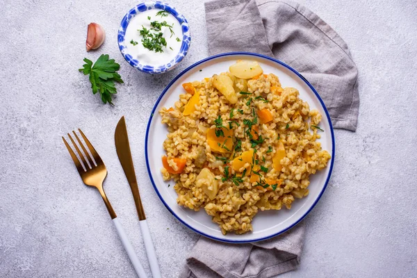 Stewed healthy bulgur with vegetables — Stock Photo, Image