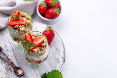 Çilekli tatlı, yoğurt ve granola.