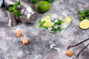 Limonlu ve naneli martini kokteyli..