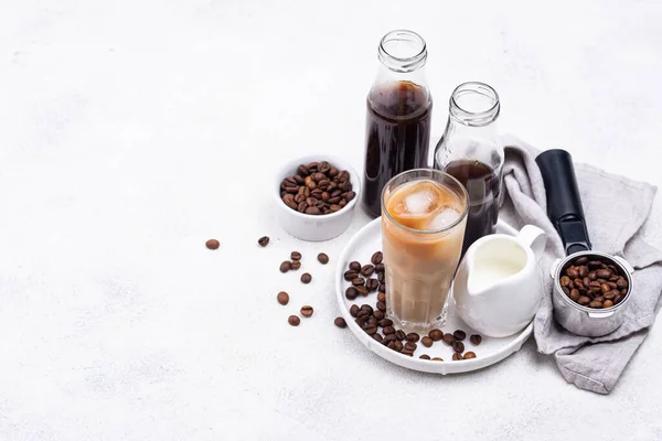 Kallbryggt kaffe med is och mjölk — Stockfoto