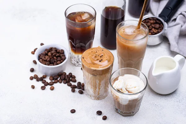 Minum kopi dingin trendi yang berbeda — Stok Foto