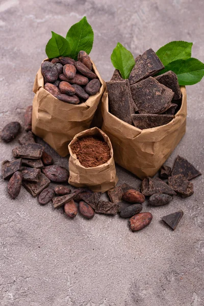 Cacau em pó natural, grãos de cacau e chocolate — Fotografia de Stock