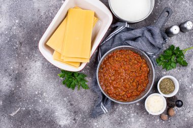 Lazanya bolonez pişirmek için gerekli malzemeler.