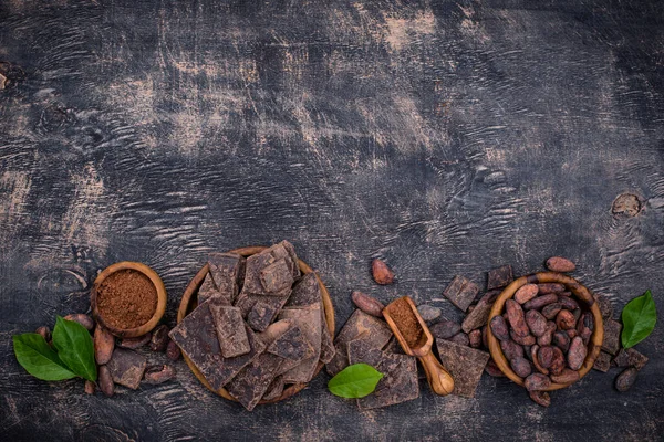 Natürliches Kakaopulver, Kakaobohnen und Schokolade — Stockfoto