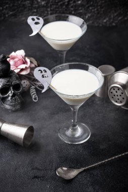 Cadılar Bayramı Sıvı Hayalet. Hindistan cevizi kokteyli.