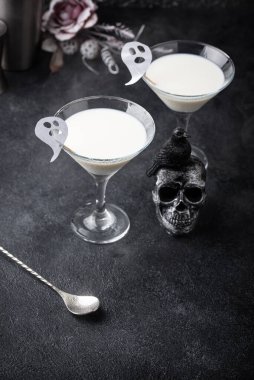 Cadılar Bayramı Sıvı Hayalet. Hindistan cevizi kokteyli.