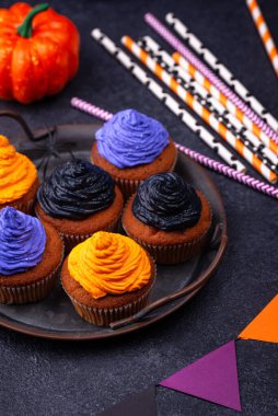 Renkli kremalı Cadılar Bayramı kekleri