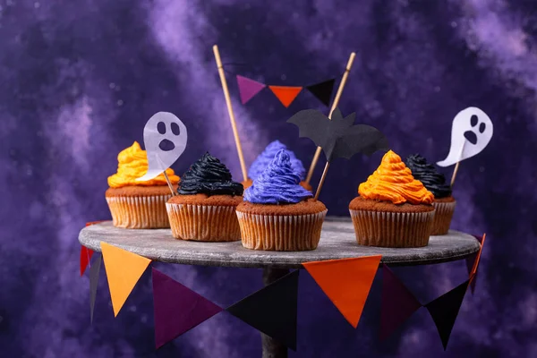 Halloween cupcakes met kleur crème — Stockfoto