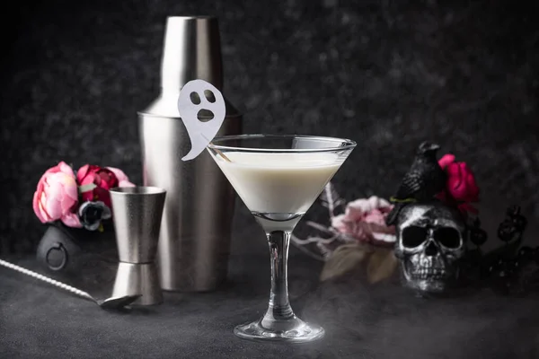 Halloween dricka flytande spöke. Kokoscocktail — Stockfoto