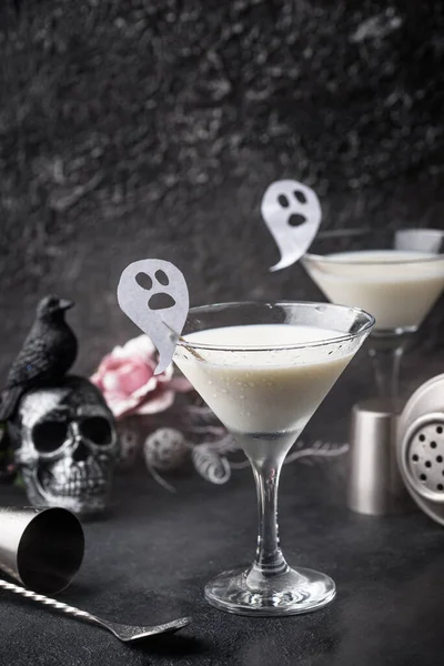 Halloween pić płynny duch. Koktajl kokosowy — Zdjęcie stockowe