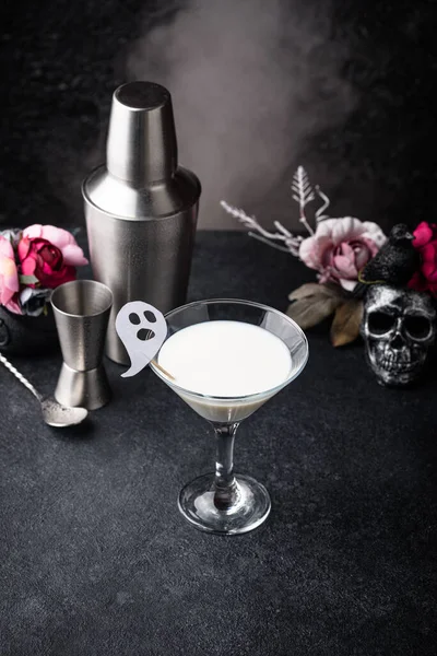 Halloween-Drink Liquid Ghost. Kokosnusscocktail — Stockfoto