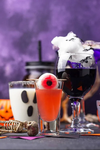 Çeşitli Cadılar Bayramı içkileri.