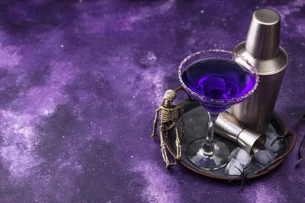 Cadılar Bayramı mor lavantalı Margarita kokteyli.