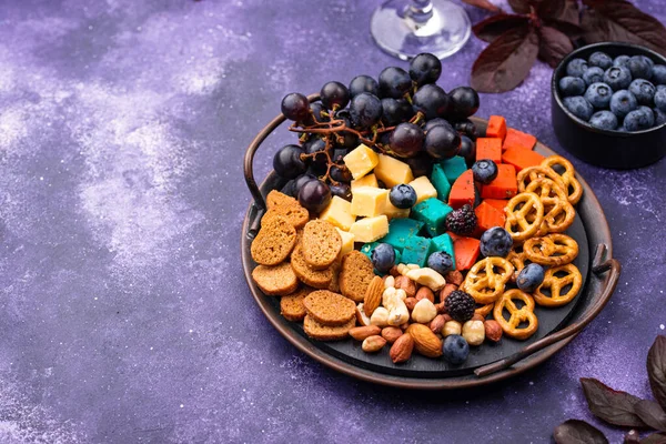 Aperitivos de Halloween. Placa de queso con bocadillos — Foto de Stock