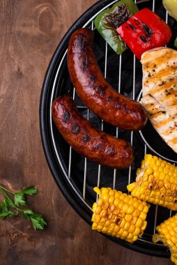 Izgara sosis, et ve sebze..