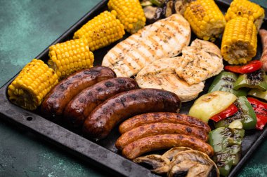 Izgara sosis, et ve sebze..