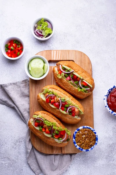 Hot dogy s párky, omáčkami a zeleninou — Stock fotografie