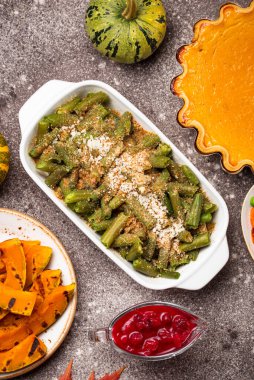 Ekmek kırıntılı yeşil fasulye güveci.